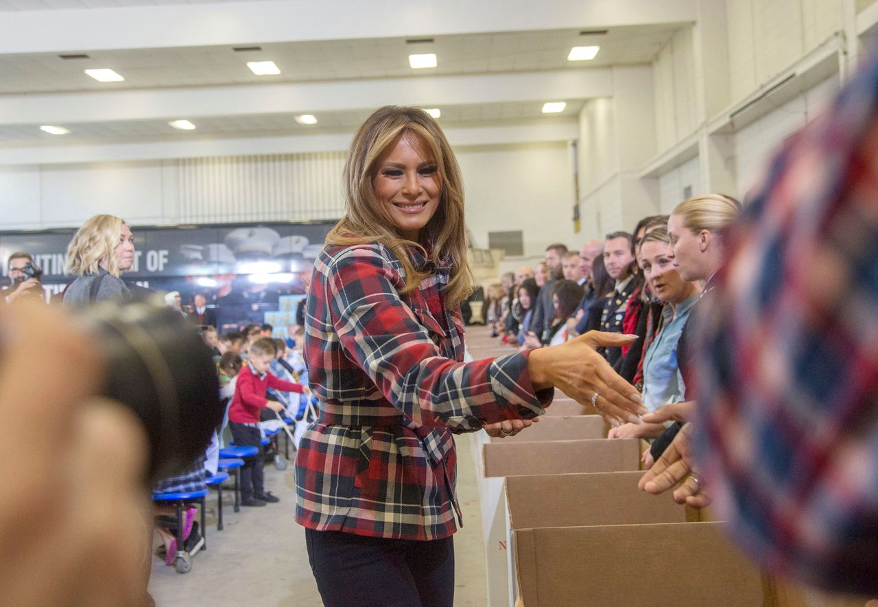 Swojska Melania Trump w koszuli w kratę i spodniach. Dawno tak nie wyglądała