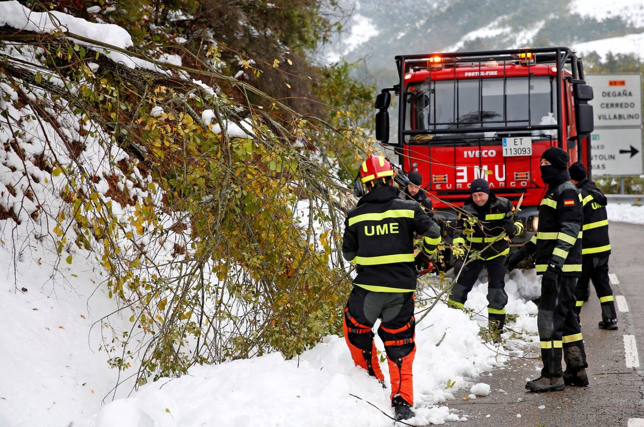 Hiszpania sparaliżowana przez burze śnieżne. Tysiące gospodarstw bez prądu