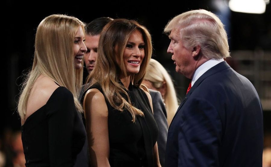 Melania i Ivanka w czerni, Tiffany na niebiesko. Kobiety Trumpa na debacie