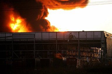 Trwa gaszenie gigantycznego pożaru pod Londynem