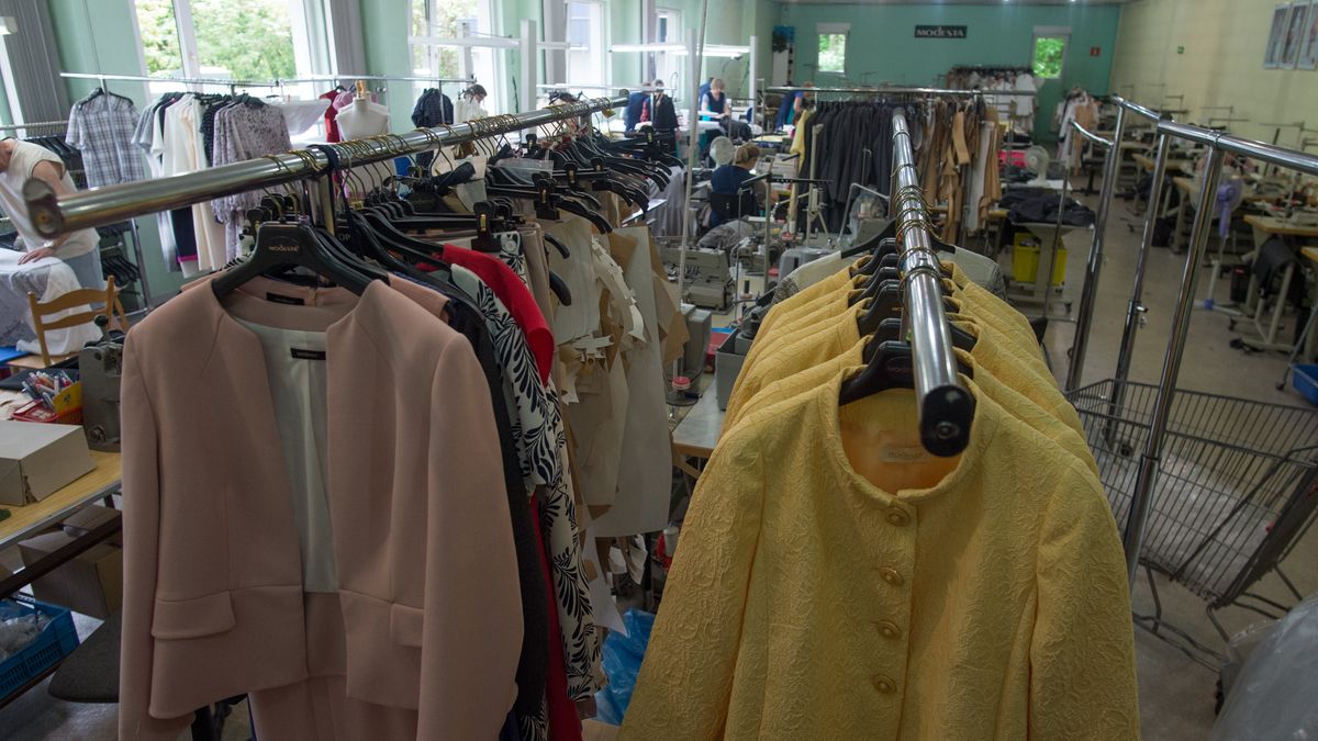 Statystyczny Polak wybiera się do sklepu po nową garderobę przynajmniej raz w miesiącu. Są jednak śmiałkowie, którzy postanowili się z tej statystyki wyłamać.