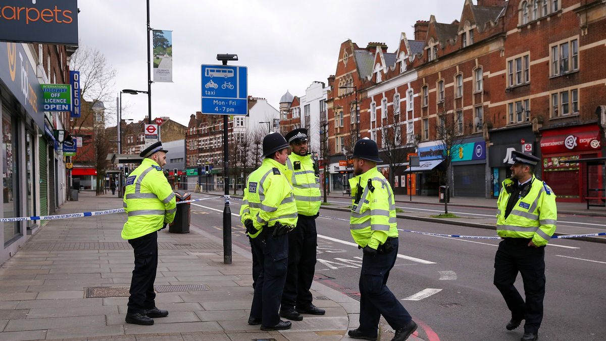 Policjanci w Wielkiej Brytanii mogą zatrzymać na ulicy osobę, która ich zdaniem, może być zarażona koronawirusem.