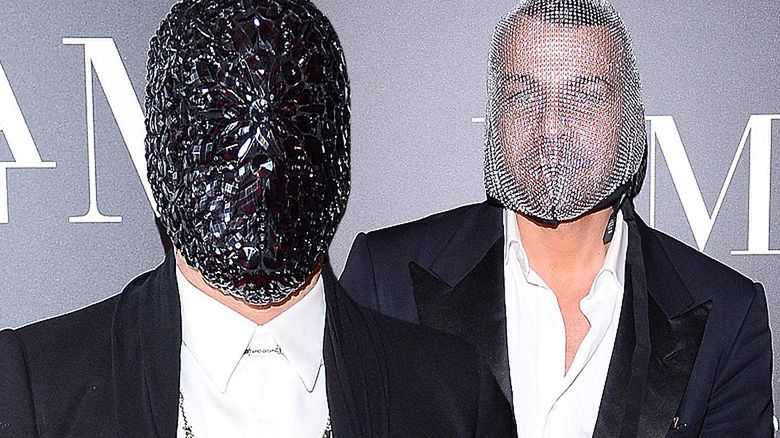 Michał Piróg i Dawid Woliński w maskach na imprezie