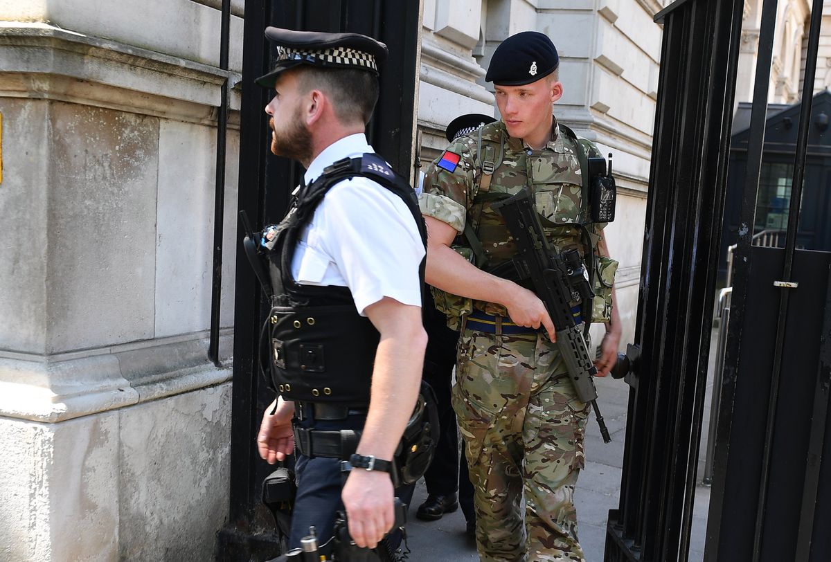 Rząd Wielkiej Brytanii obniżył poziom alertu. Niebezpieczeństwo terroru jednak nie minęło