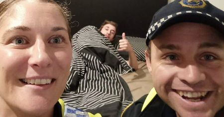 Tu policja pomaga, nie szkodzi. Niezwykła historia tego selfie