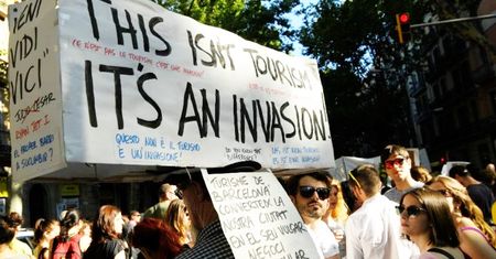 "To nie turystyka, to inwazja". Protesty rozlały się po całej Europie