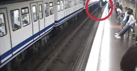 Metro ujawniło szokujące nagranie. Kobieta weszła prosto pod pociąg