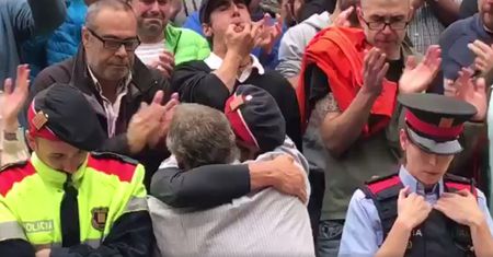 Katalońscy policjanci nie chcą walczyć z rodakami. Rozkazy wykonują ze łzami w oczach