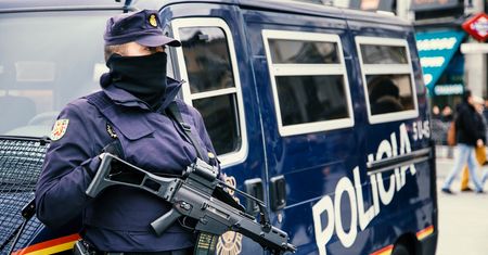Hiszpania. Auto z 52 migrantami przebiło barierę graniczną