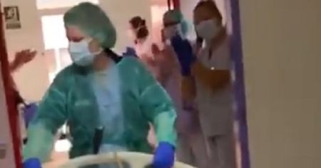 Koronawirus. Wzruszające wideo. 77-latka opuściła oddział intensywnej terapii