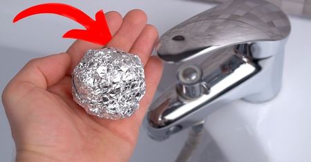 Trzymam w łazience kulkę z folii aluminiowej i używam jej codziennie