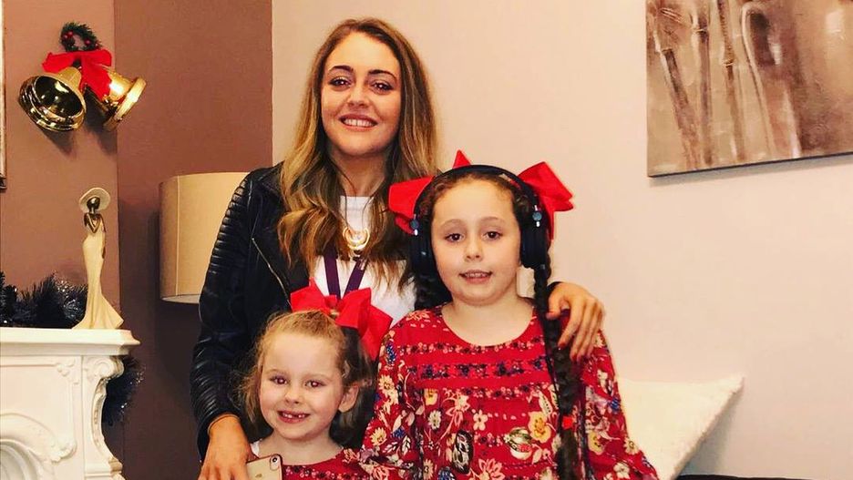Naomi O'neill z córkami. 8-letnia Millie była prześladowana w szkole.