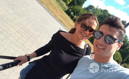 Robert i Anna Lewandowscy na spacerze z Klarą