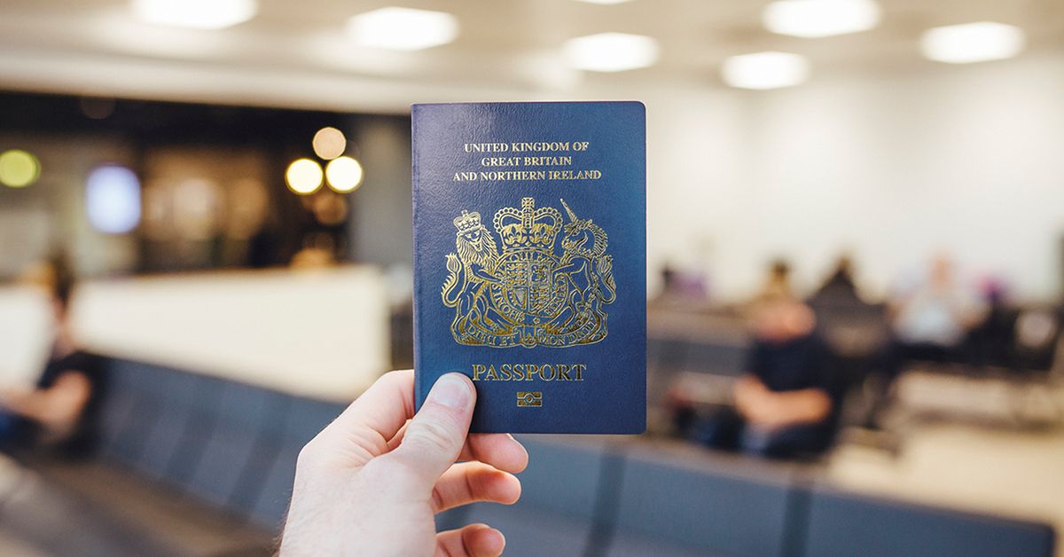 Brytyjskie paszporty będą niebieskie. "Pierwsze prawdziwe zwycięstwo Brexitu".