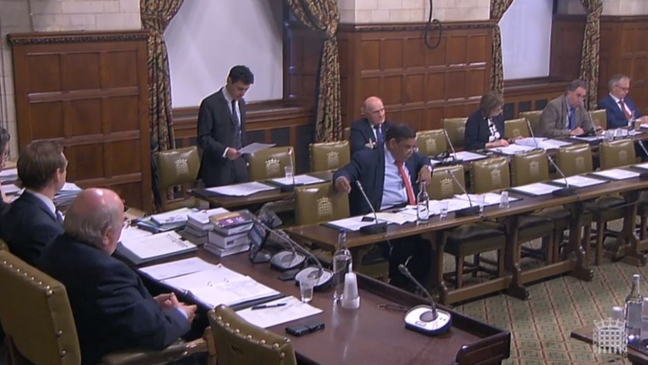 Alex Sobel przemawia podczas debaty nad ustawą o IPN