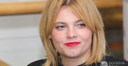Szczęśliwa Ania Dąbrowska na spotkaniu z fanami. Wzrok przykuwa zwłaszcza jeden element stylizacji gwiazdy