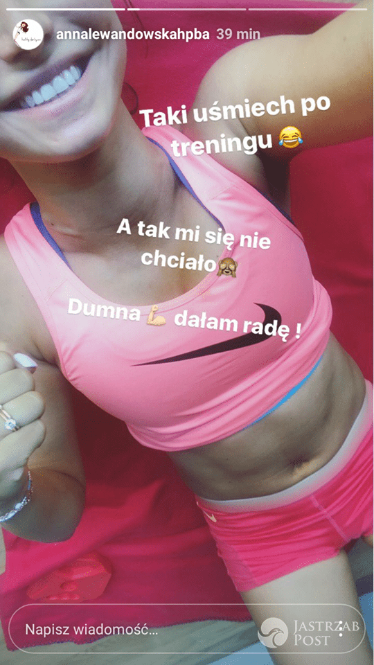 Ania Lewandowska wciaga brzuch do zdjęcia