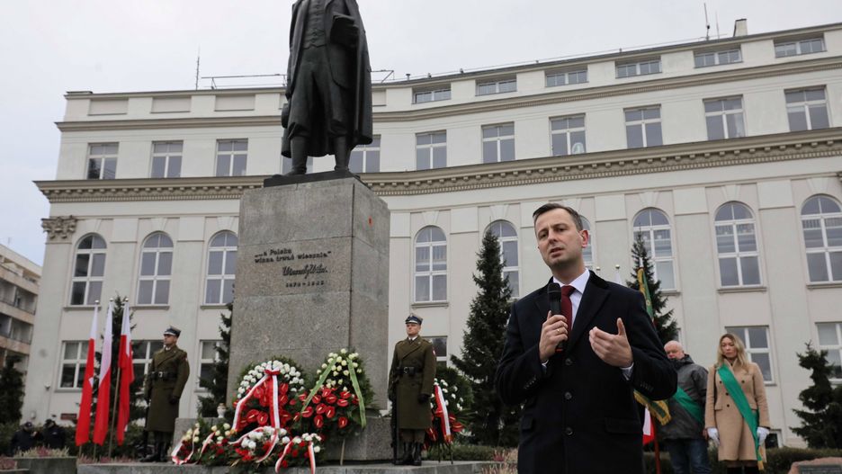 Władysław Kosiniak-Kamysz pod pomnikiem Wicentego Witosa