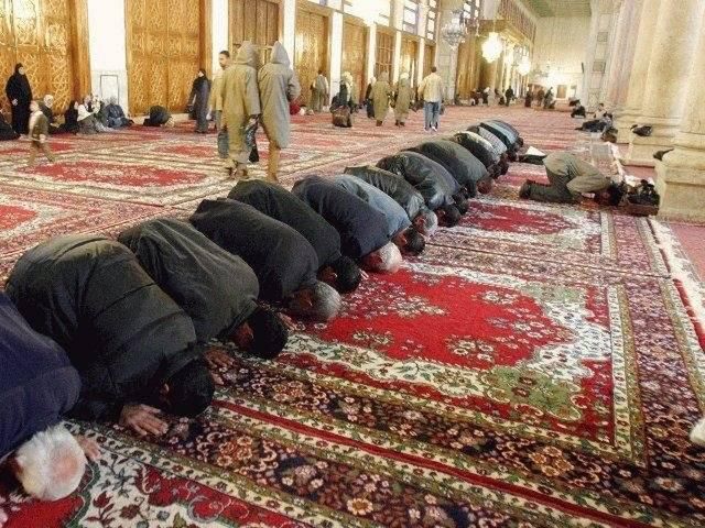 Muzułmanie się buntują. Zabrali im przerwy na modlitwę w pracy
