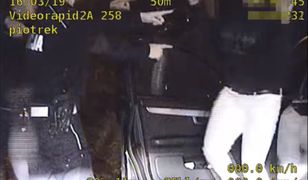 Pijany kierowca uciekał przed policją. W bagażniku wiózł mężczyznę