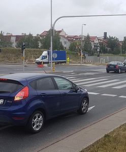 Kierunkowskaz a nakaz jazdy w lewo lub w prawo. Czym się kierować