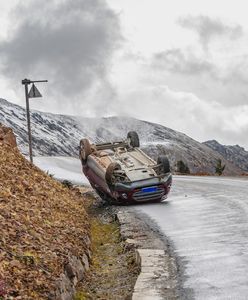 Co robić, gdy auto dachuje. Krótki poradnik kierowcy