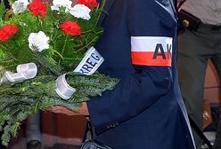 Powstanie Warszawskie – 1 sierpnia. Niemcy opuszczają flagi na znak wstydu i żałoby oraz uczczenia pamięci tysięcy ofiar Powstania Warszawskiego