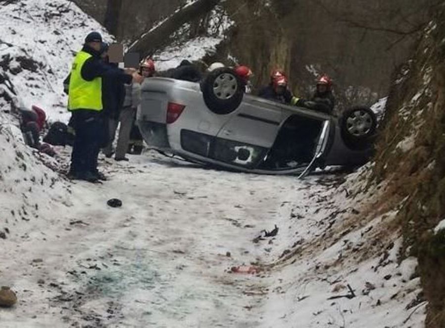 Bezmyślnie posłuchał nawigacji. Dachował w wąwozie