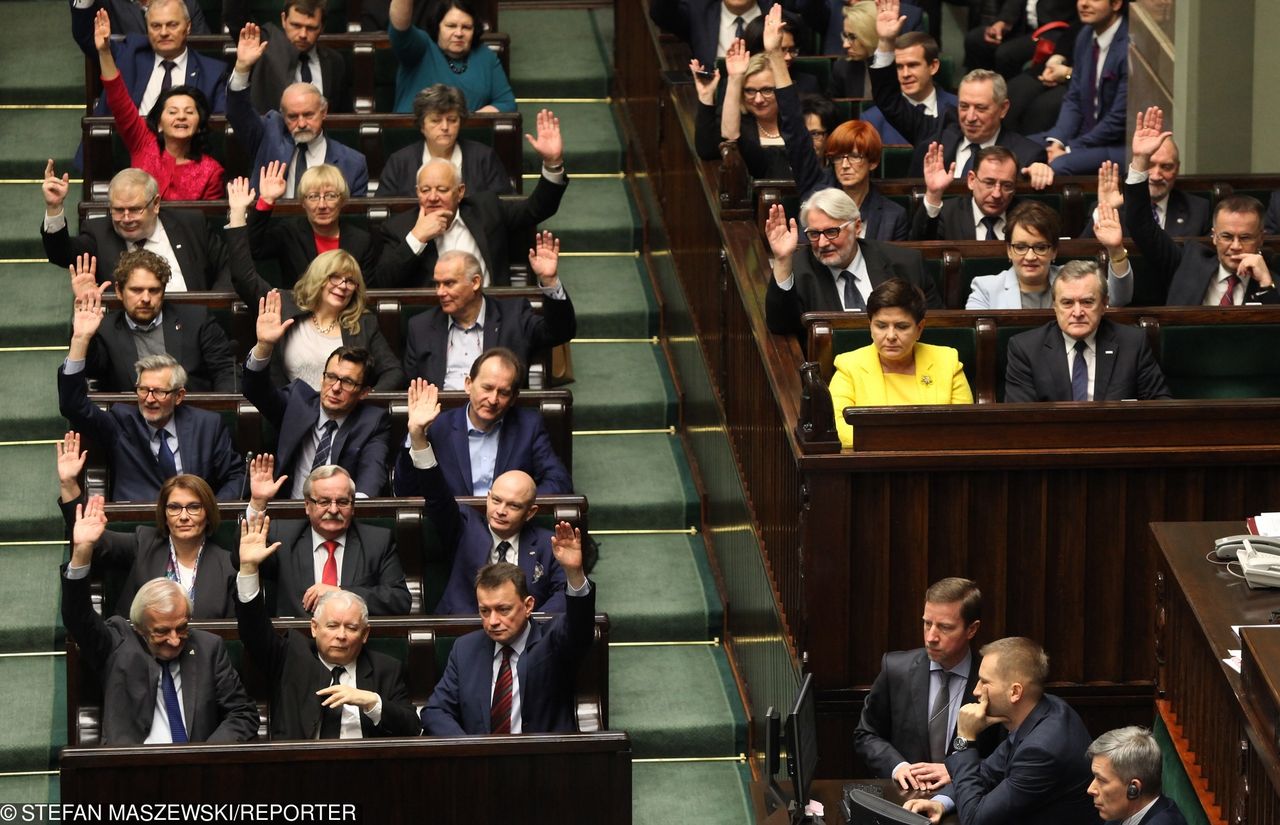 Posłowie PiS biją się w pierś. Chcą nowelizacji prawa, które sami uchwalili