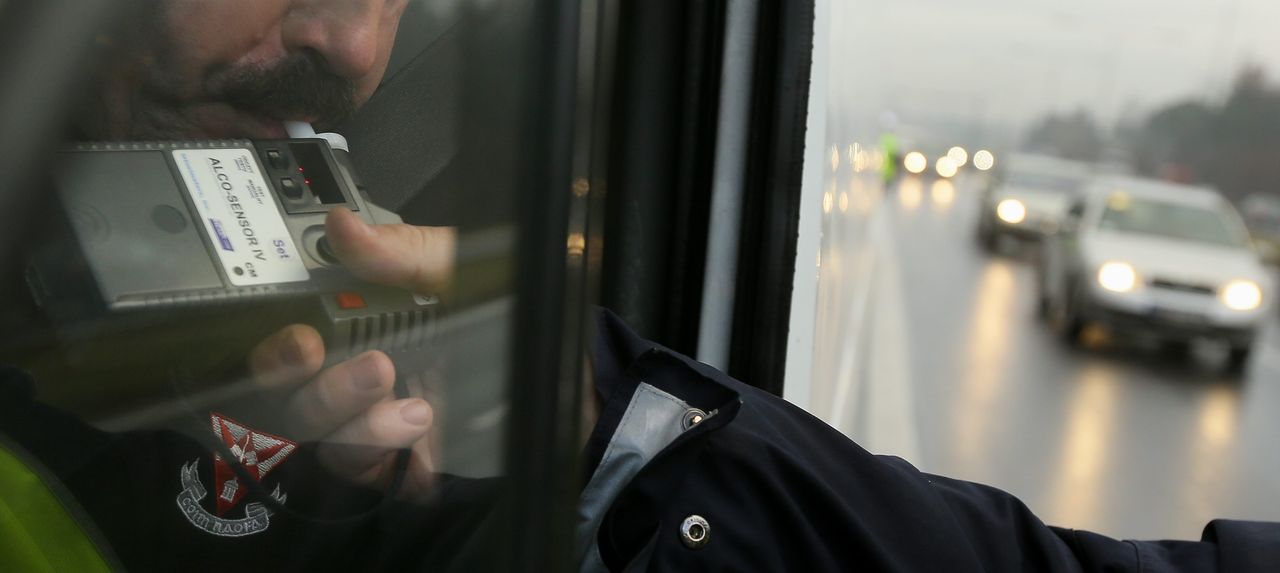 Policja zatrzymała pijanego kierowcę karawanu. Dwa razy tego samego dnia