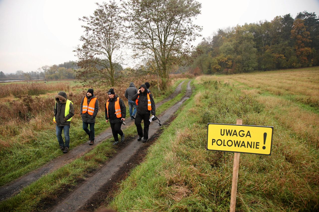 Polująca kobieta odwiedza szkoły i opowiada dzieciom o myślistwie. Są głosy oburzenia