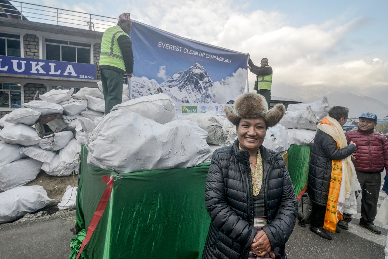 Sprzątanie Mount Everestu. Ze "szlaku papieru toaletowego" zdjęto już ponad tonę śmieci.