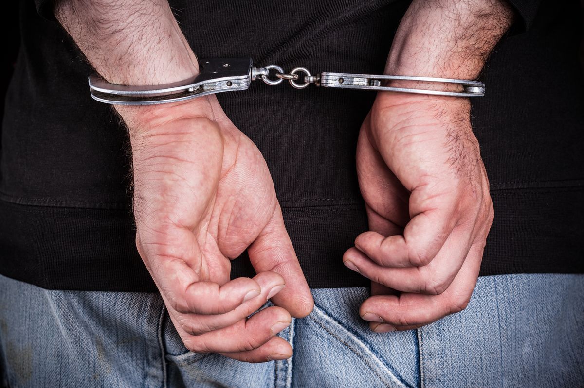 Napadli z maczetami na parę z wózkiem. Zatrzymała ich policja