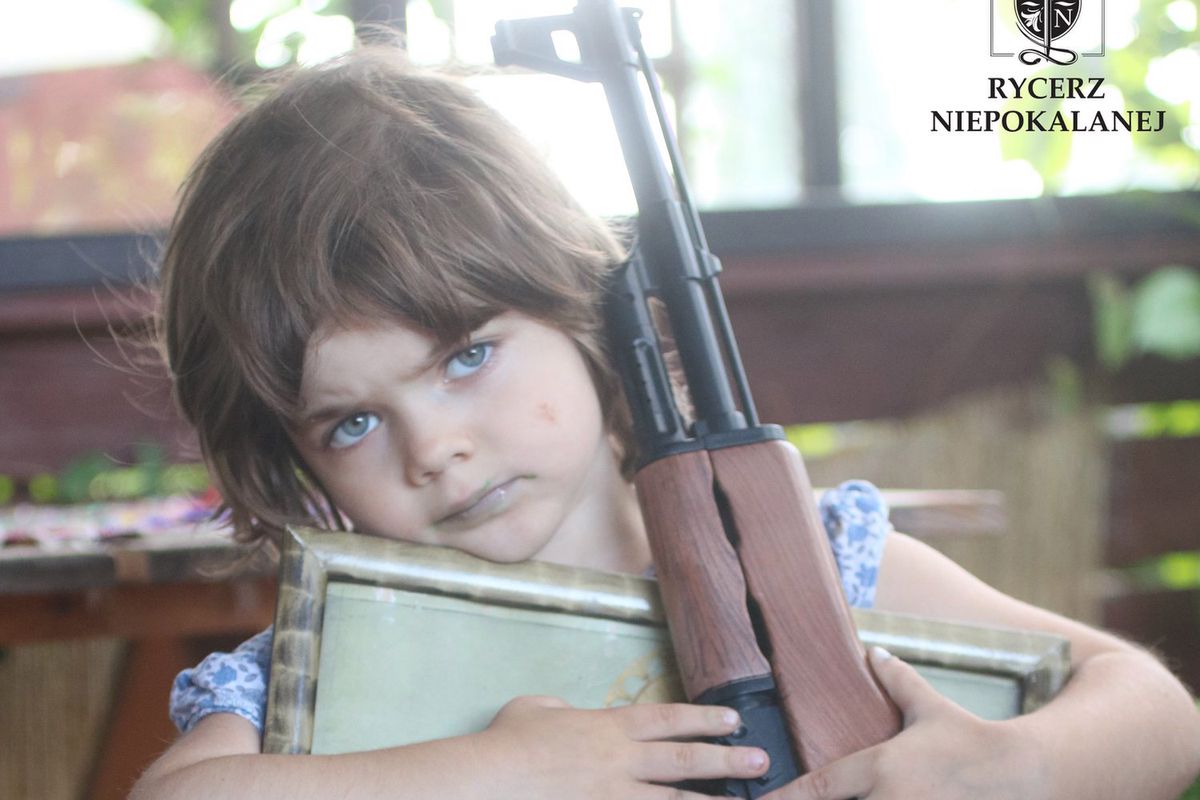 Zdjęcie dziewczynki z bronią i obrazem Jezusa. Autorka zabiera głos