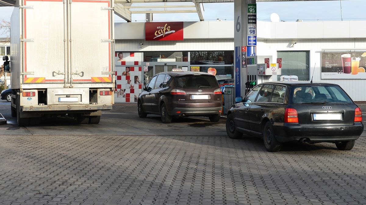 Eksperci BM Reflex wskazują, że w stowunku do ubiegłego roku benzyna jest droższa o ok. 36 gr a olej napędowy 39 gr za litr. 