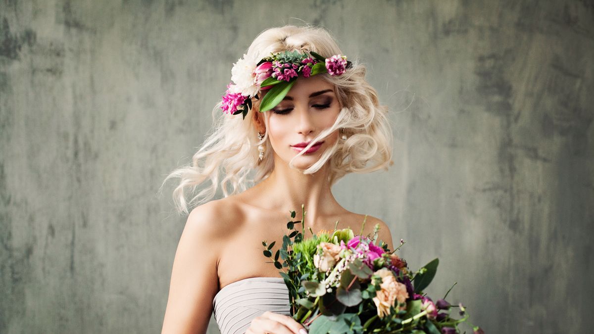 Fryzury ślubne z włosów do ramion są lekkie i zgrabne