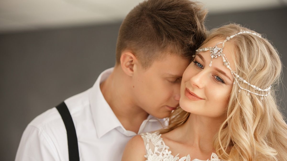 Dzięki ozdobom do fryzury ślubnej panna młoda może nadać swojej stylizacji określonego charakteru