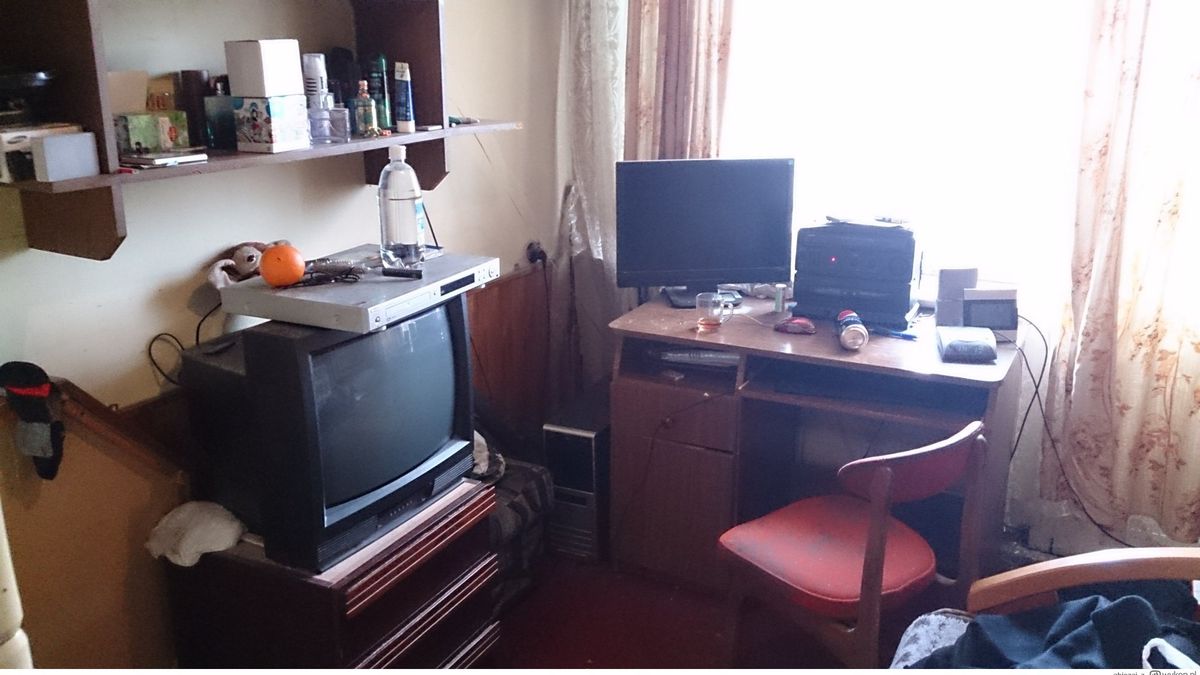 Tak wyglądało mieszkanie internauty, który prosił o pomoc w pozbyciu się dzikich lokatorów.