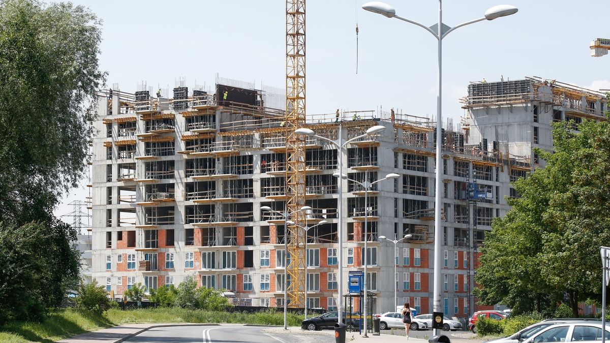 Zainteresowanie kredytami hipotecznymi wciąż wzrasta pomimo tego, że z miesiąca na miesiąc stają się one coraz droższe i trudniej dostępne.