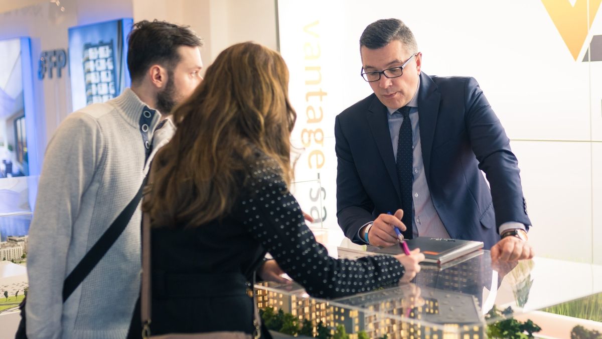 Istnieją różne modele wynagradzania pośrednika przez sprzedającego mieszkanie czy dom.