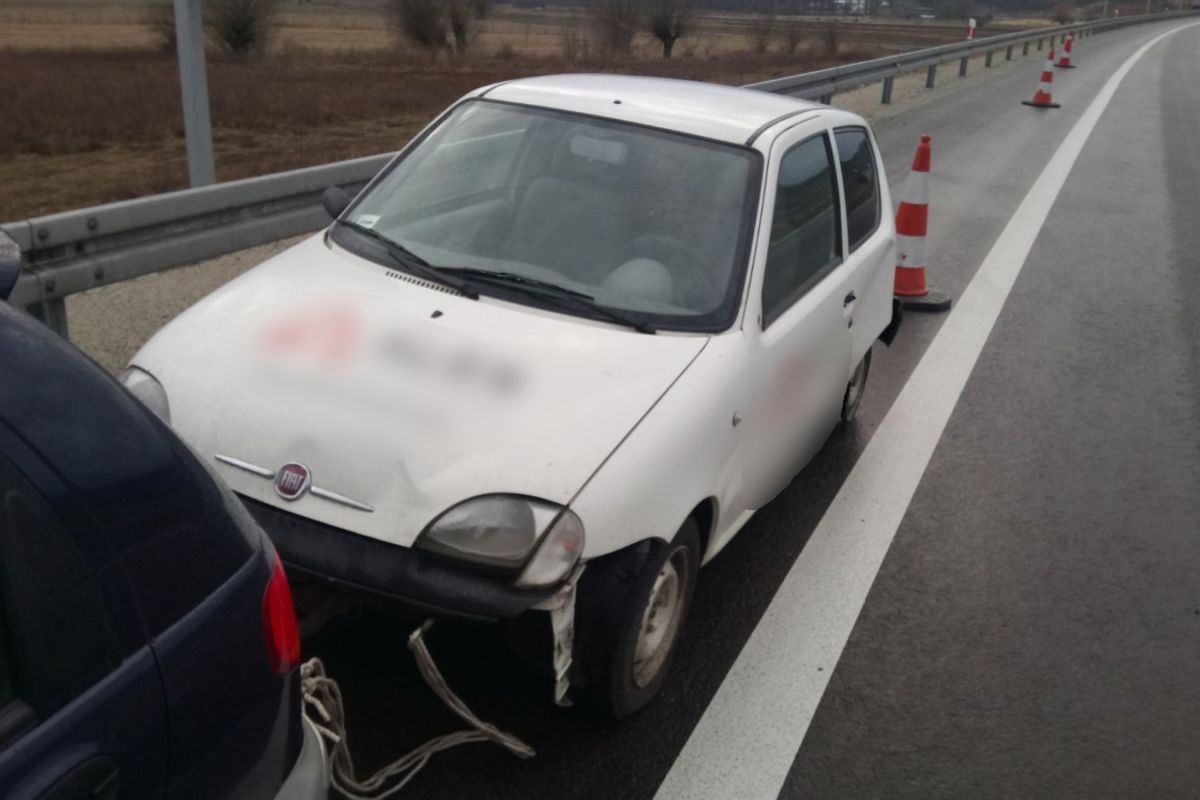 Dziadek i wnuk pojechali kupić samochód. Na drodze ekspresowej holowali seicento bez opony