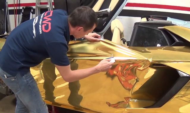 Pokazali, jak okleja się Lamborghini na złoto