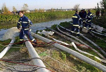 Tysiące strażaków wypompowuje wodę z Arles