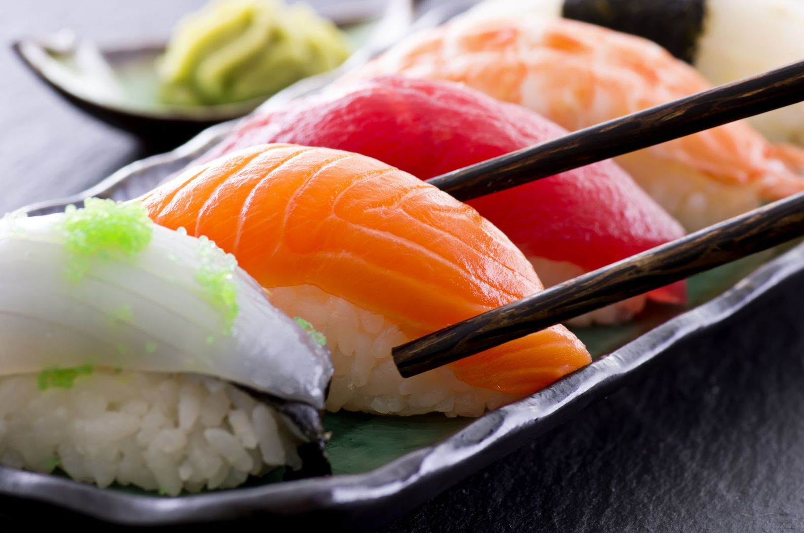 Tak prawidłowo powinno jeść się sushi
