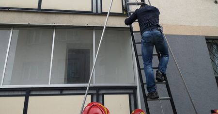 Po drabinie do poszukiwanego. Nietypowe zatrzymanie w Warszawie