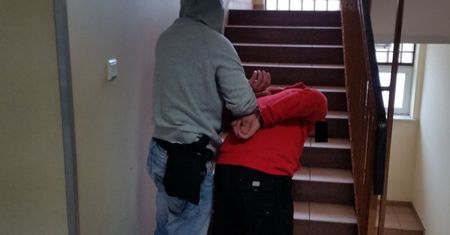 Ukrył się w szafie przed policją. Wcześniej pobił przypadkowego przechodnia