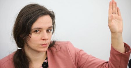Afera z całowaniem w rękę w Sejmie. Poseł PiS odczytał sygnał Klaudii Jachiry