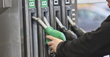 Polak za średnią krajową może kupić 851 litrów paliwa. Jak to wygląda w innych krajach?