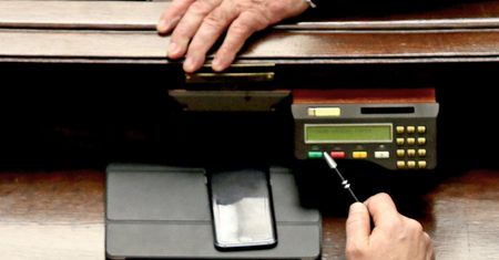 Sejmowy system głosowania nie działa. Prawie 5 mln złotych wyrzucone w błoto