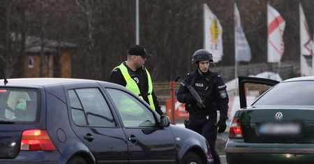 "Spędziły noc w lesie". Policja o porwaniu Amelki i jej matki